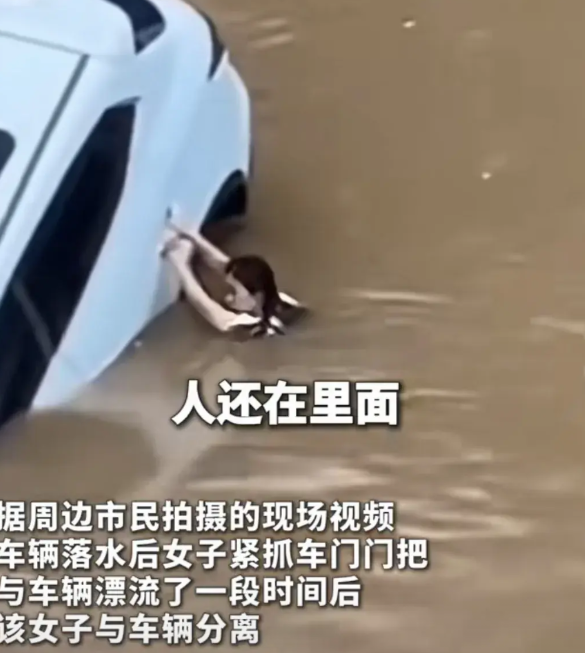 冷漠、心寒！也算闹市区，过往的路人不上千也有几百，居然没有一个人伸出援手。只要稍