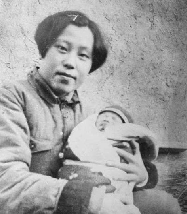 开国中将吴信泉与俞惠如，育12子女，周总理戏称是“航空母舰”“1960年12月