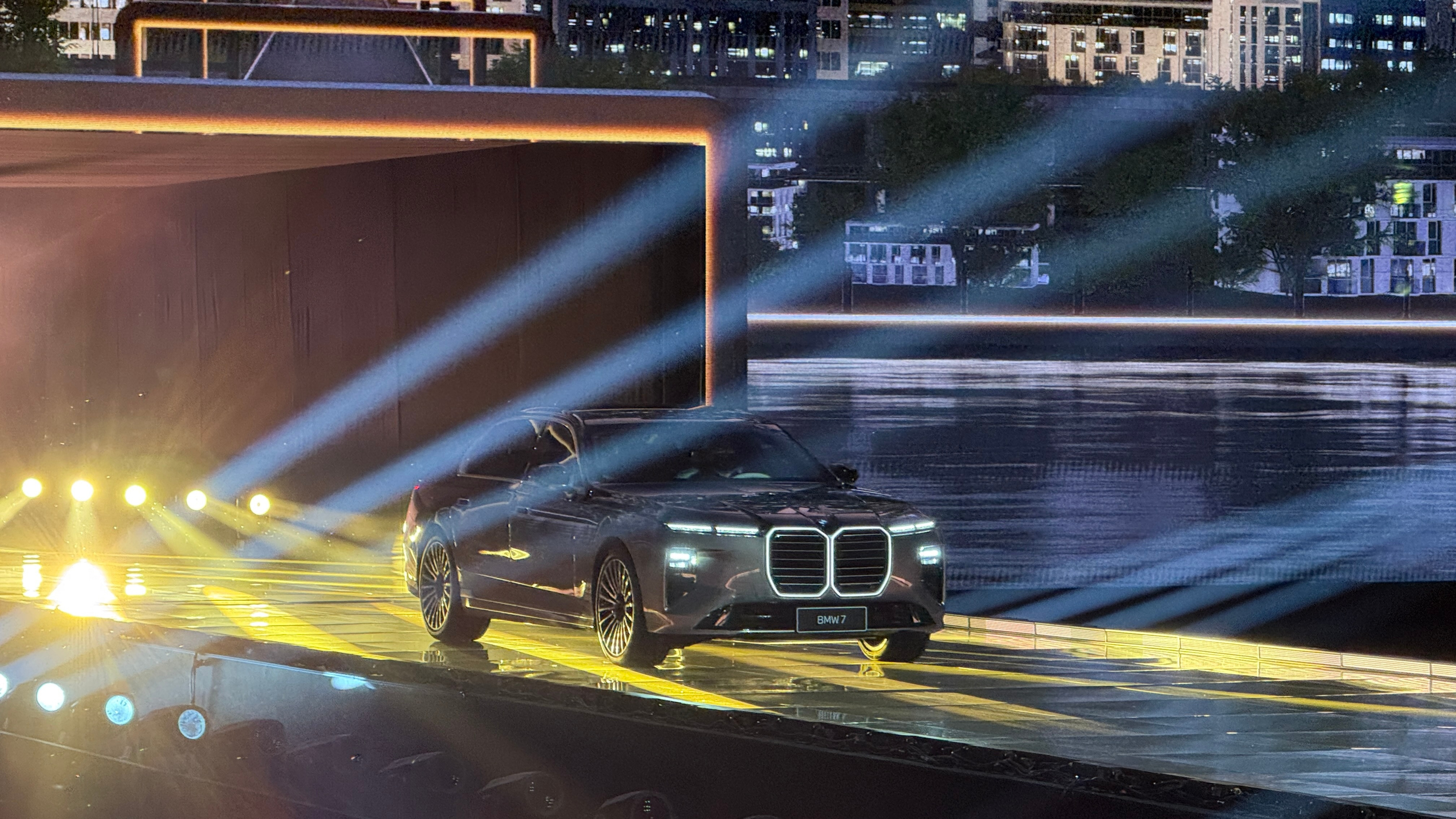 新款宝马7系出场的感觉就是车还没看清，但你知道，这肯定是一辆宝马。新7系的设计就