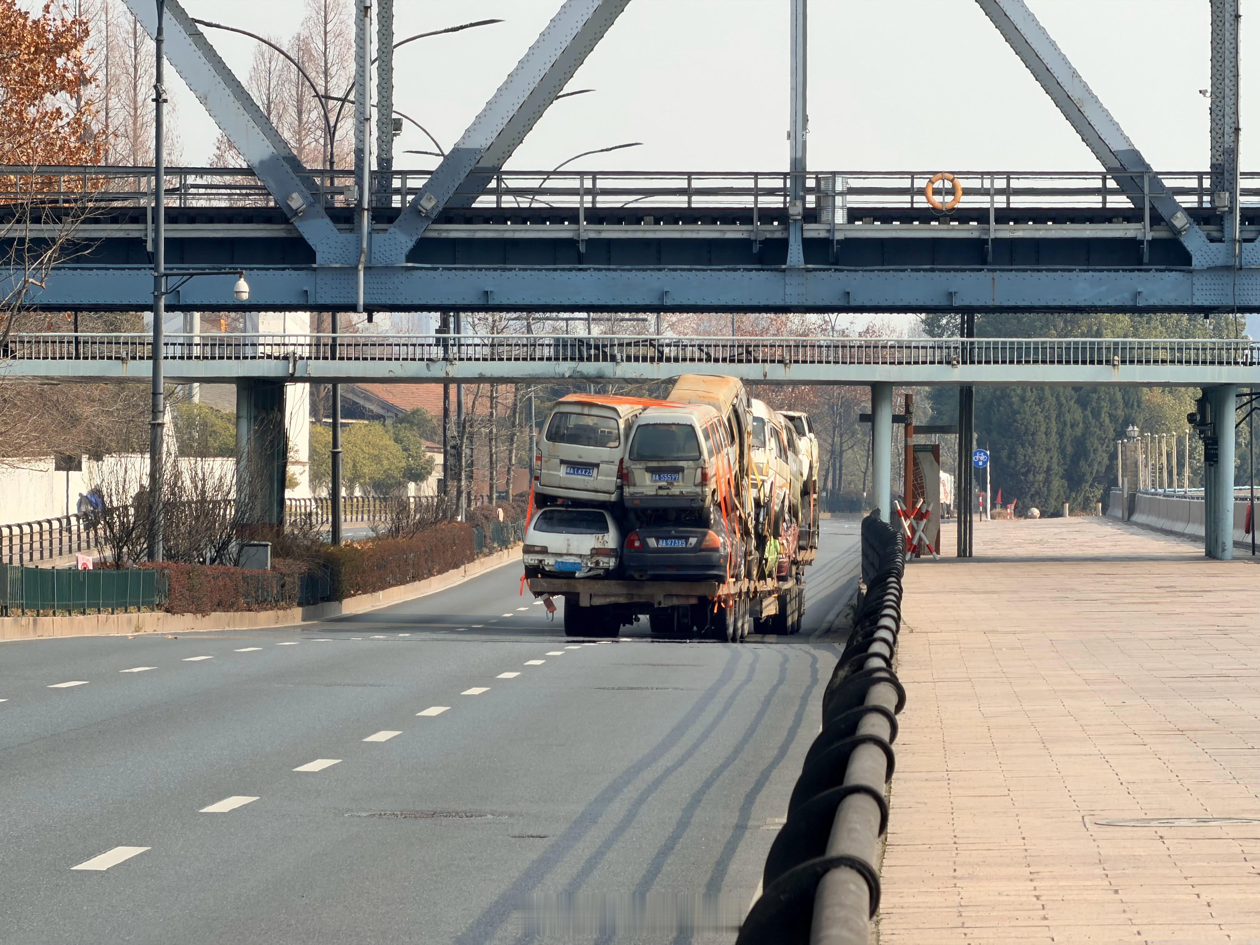 之前在杭州钱塘江大桥拍摄看到的一幕好极限，当时真心为司机捏把汗