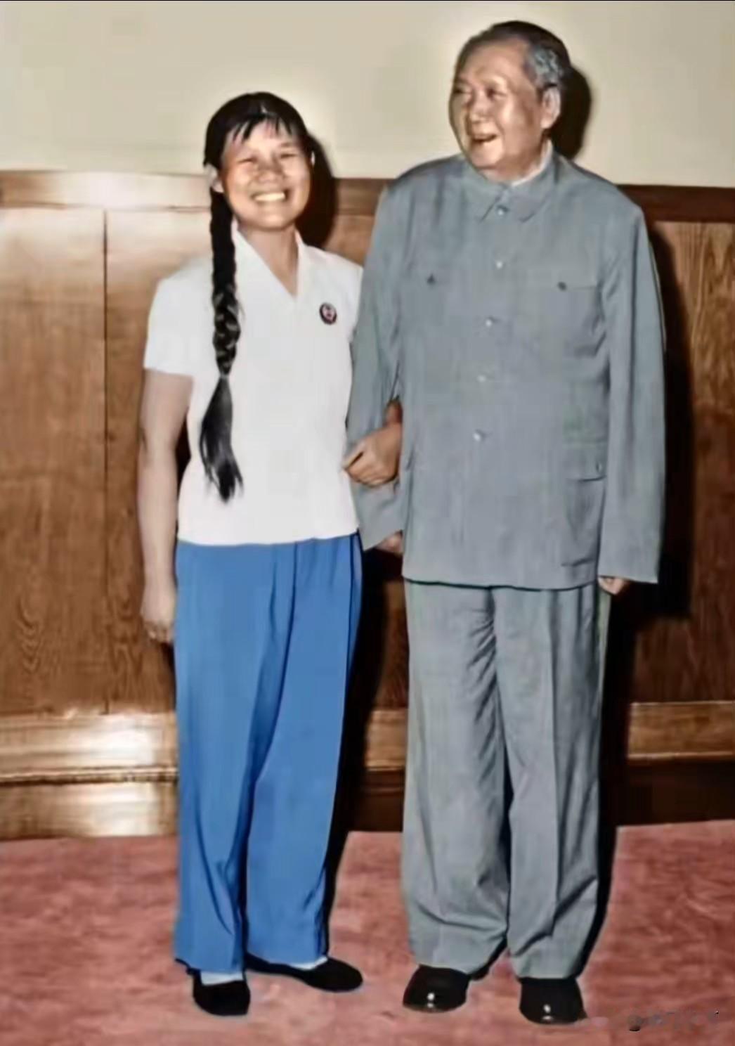 🍁1970年6月，毛主席与人民大会堂服务员侯桂珍合影留念。毛主席曾亲切地