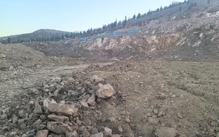 在山东泗水县安久村南山脚下，一座挂着"种牛养殖示范基地"招牌的场地显得格外突兀。