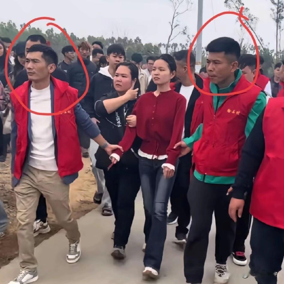 最后是两个妈祖一起上轿子了，这些人真的是一边拜妈祖，一边干大事，国外都知道了，有