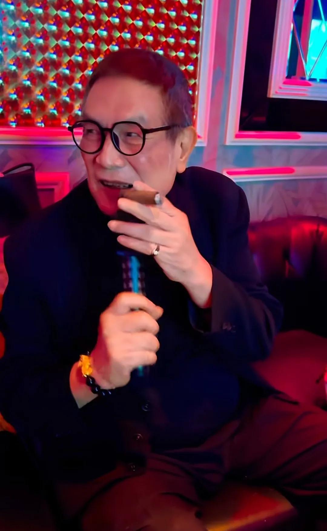 还记得这位“皇帝专业户”吗？罕见现身KTV，叼雪茄唱歌霸气十足近日，某网友在个