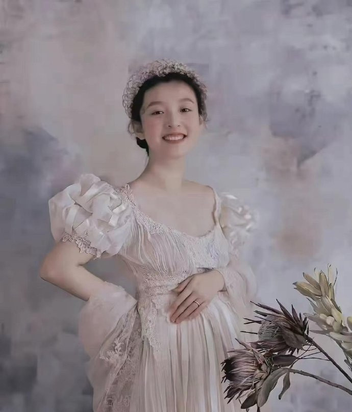 吴倩当年这组孕照拍的就像油画一样好看。简单的装扮却自然流露出母性光辉​​​​