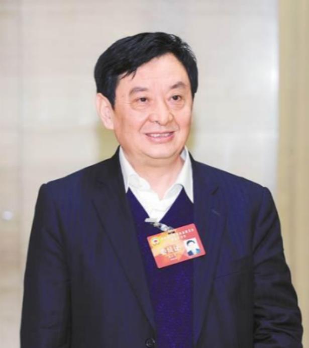 又一位重庆机场集团的“资深高管”被带走。和此前多位被查的高管相比，这一位是绝对的