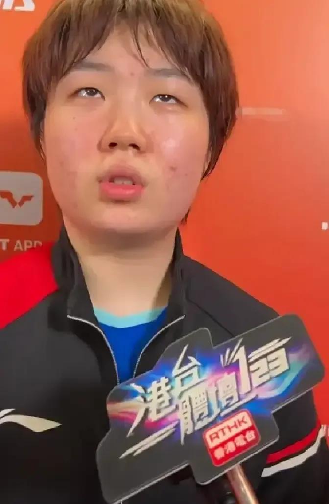 孙颖莎弯下腰的瞬间，对手蒯曼做了一件事——她立刻背过身去。这不是冷漠。这是顶