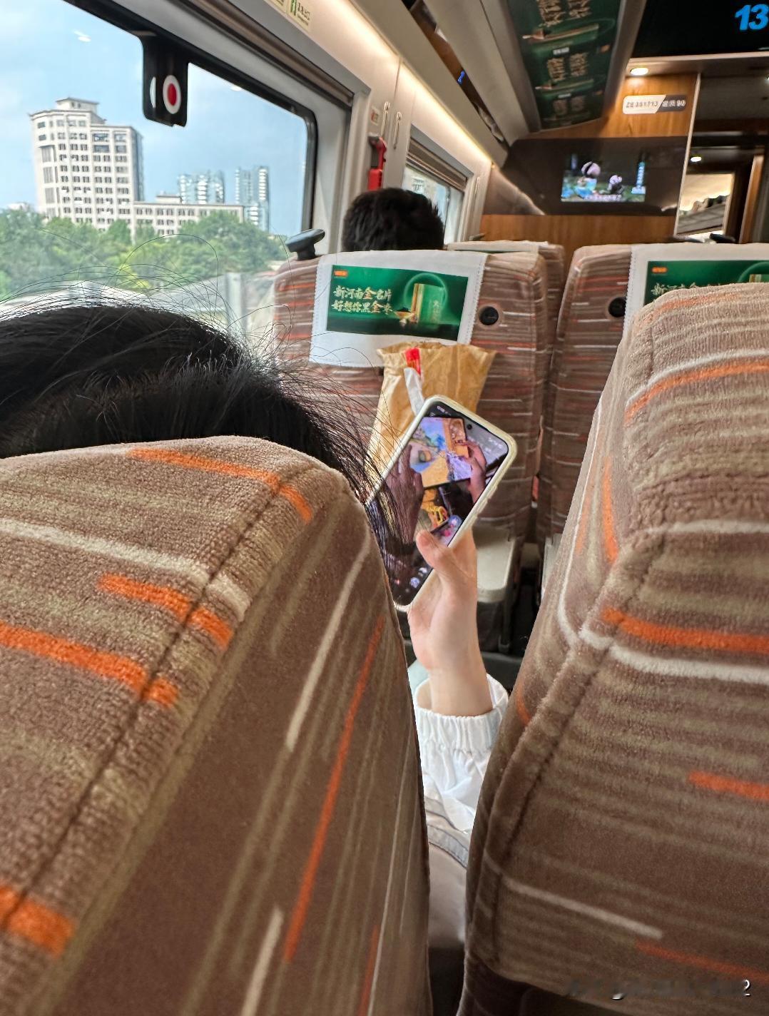 以前都是一些大爷大妈不戴耳机，现在倒好越来越多的年轻人也不戴了