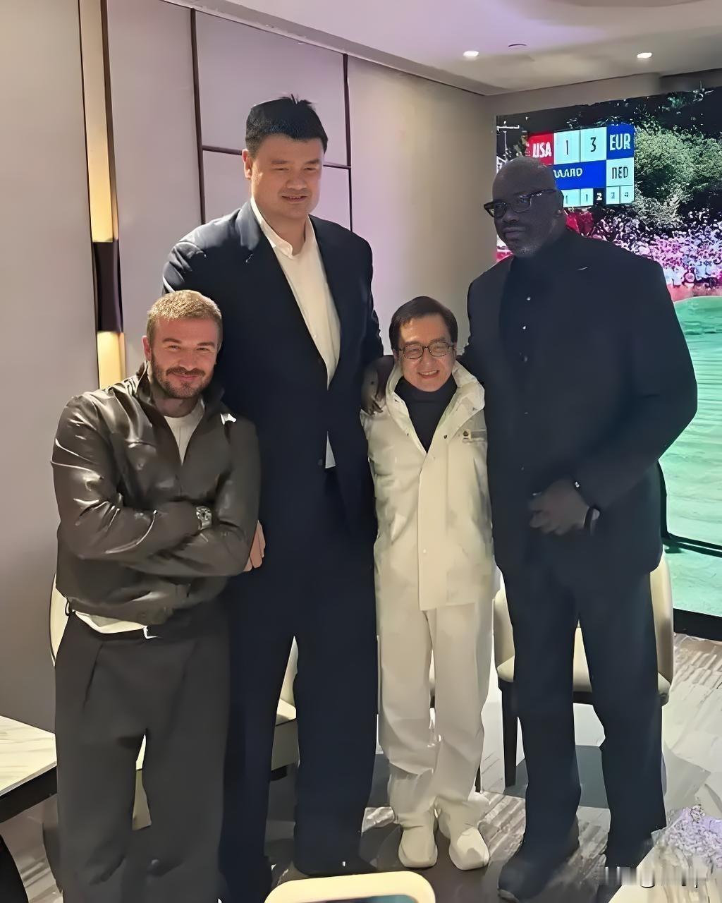 成龙站在他们中间就跟个小孩一样姚明身高2米26，奥尼尔比姚明矮10厘米，成龙则