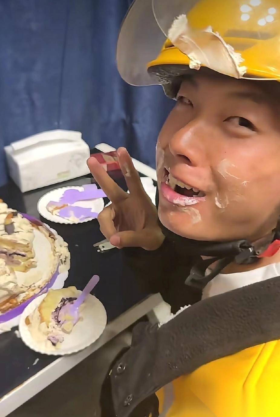 外卖小哥正独自吃着一个生日蛋糕，合租同伴随口问了一句后，外卖小哥的回答让人心疼又