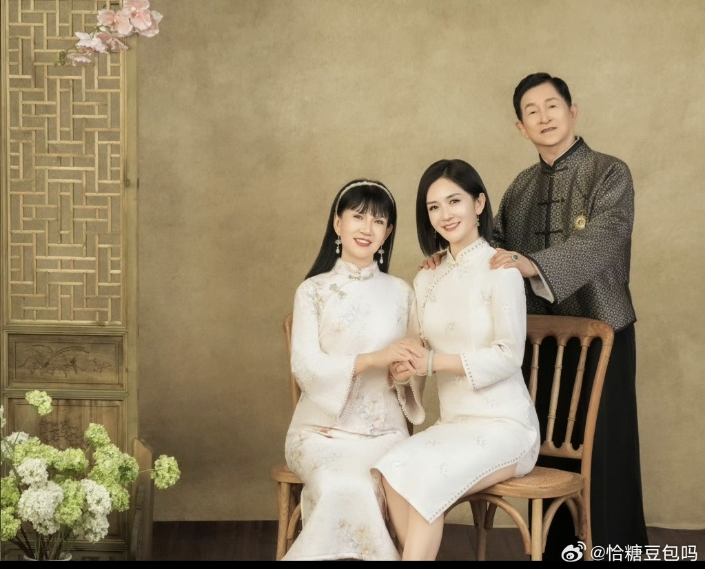 谢娜为爸妈金婚五十周年拍的全家福太有爱了！母女俩穿红、白旗袍的样子又典雅又养眼，