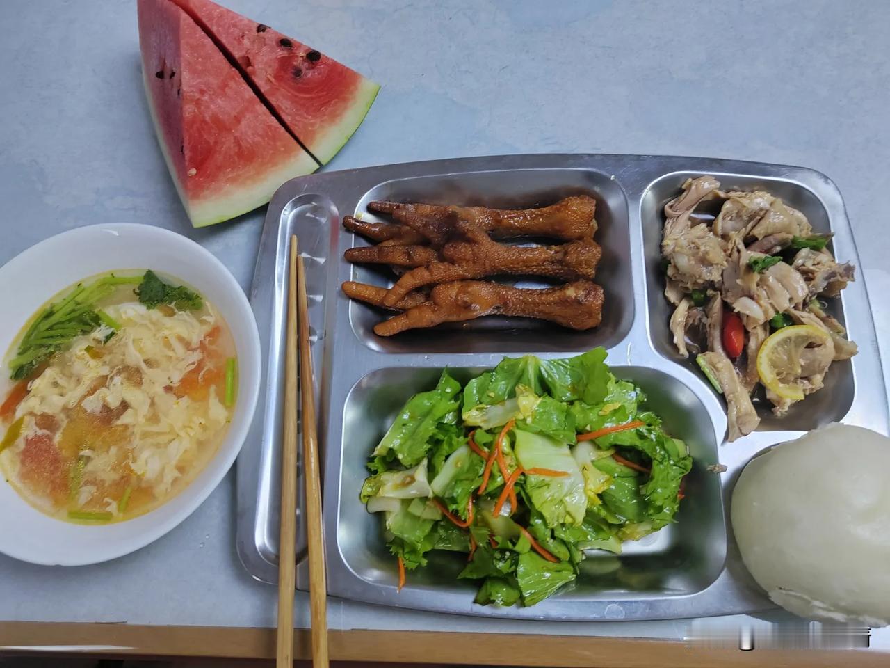 昨天晚上就把鸡腿拿出来解冻了，结果今天上午没吃着，下午的时候正想着这个鸡腿怎么吃