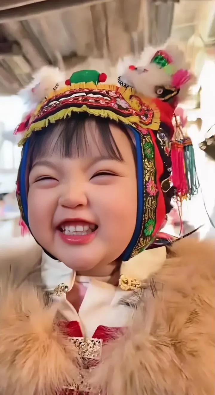 这也太萌啦！穿汉服的小萌娃一出现直接惊艳众人，谁看了能不心动～咱中国娃穿上咱们