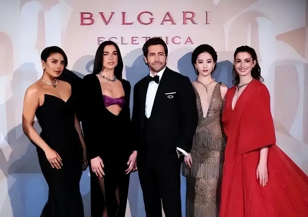 刘亦菲很少穿大红、纯黑的高定。四位女星都为了突显项链，露出了脖子，还是深V。刘