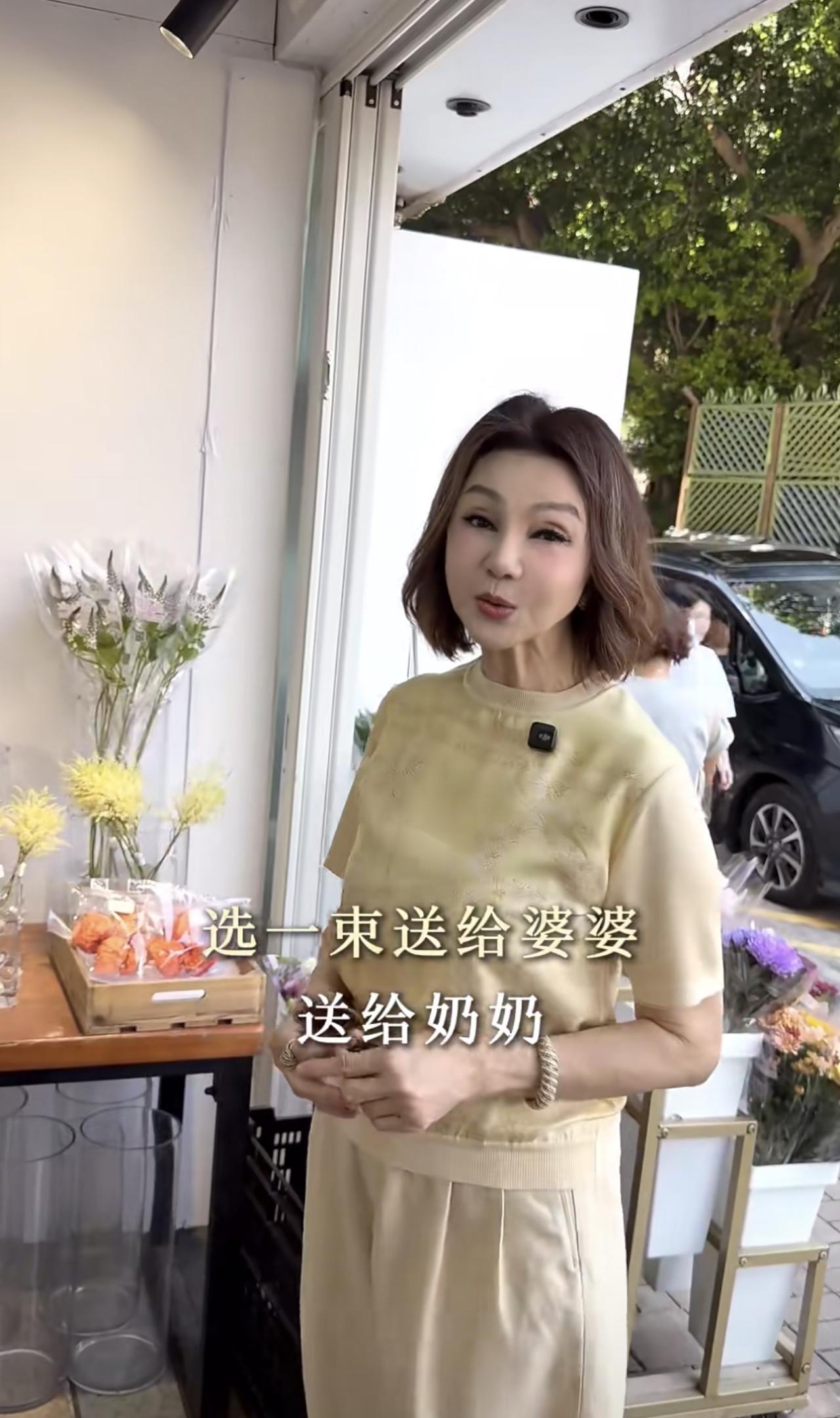 69岁谢玲玲七夕节给前婆婆送花，离婚多年依旧把婆婆当作妈妈，晒合照余宝珠已102