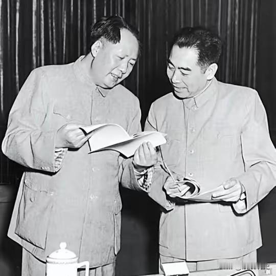 1961年，毛主席和周总理大吵了一架，两人谁也说服不谁。正当双方都下不了台时，主