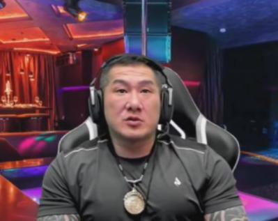 馆长道歉了！馆长道歉的样子惊到我了。他对着镜头坐直身子，双手合十，态