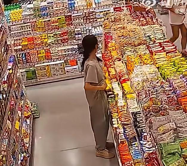 零食店看似瘦弱的小仙女裤裆是个无底洞吧，零元购的胃口实在不小。什么辣条、鸭爪、瓜