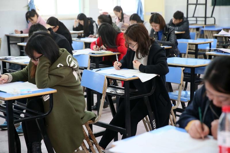 教师转岗其实很多老师还是很期待的，县城随便一个单位都比当老师更强。毕业招聘的角度