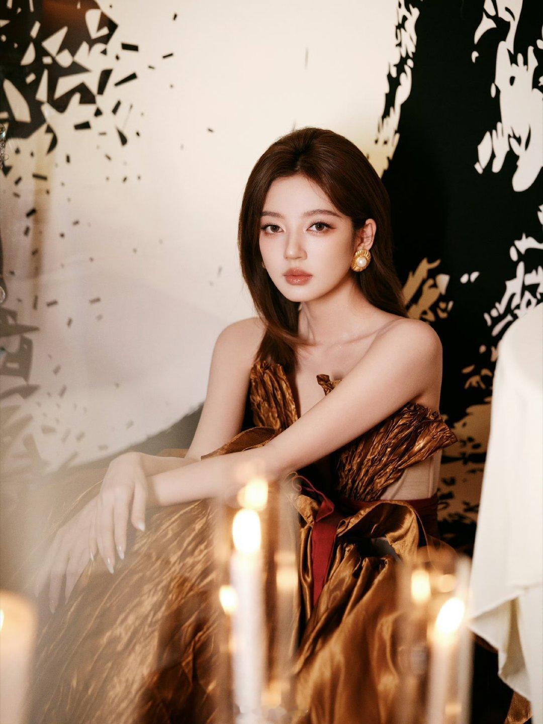 何瑞贤有亿点美何瑞贤红毯造型太绝了！褶皱鎏金裙自带高级感，一抹红色腰带瞬间点