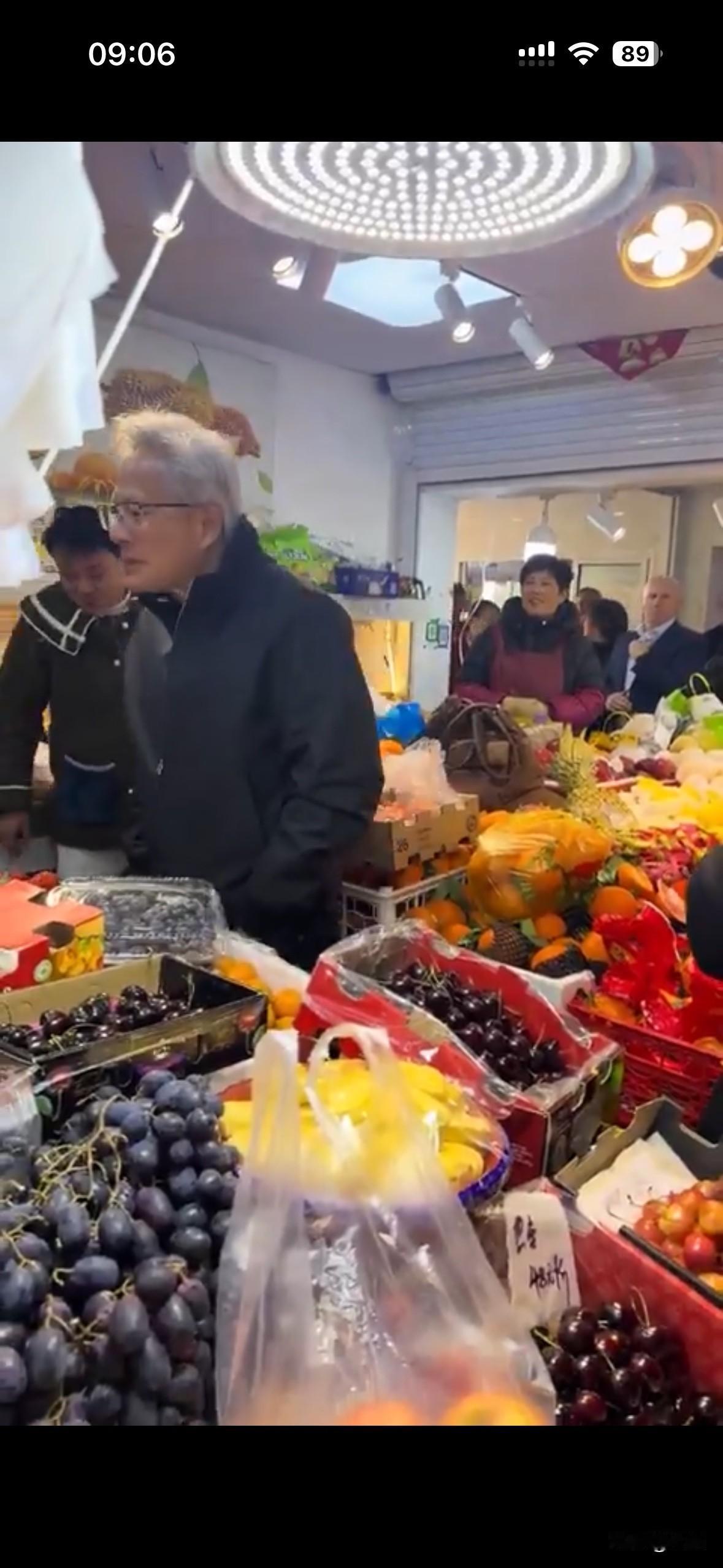 黄仁勋在陆家嘴乳山路菜市场买草莓，还给果摊老板发签名红包……这画面看起来好喜庆好