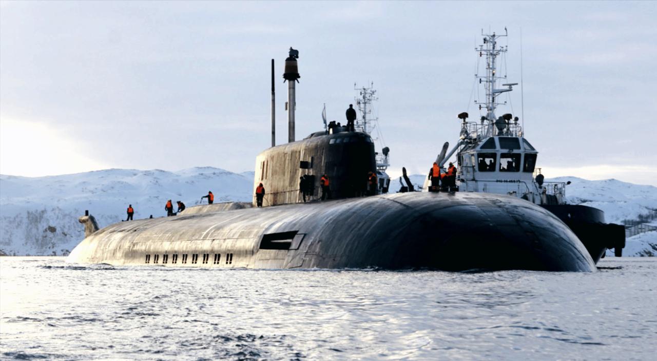 1983年10月，苏联潜艇埋伏在美国家门口，不料被美军钢缆缠住动弹不得，为了争夺