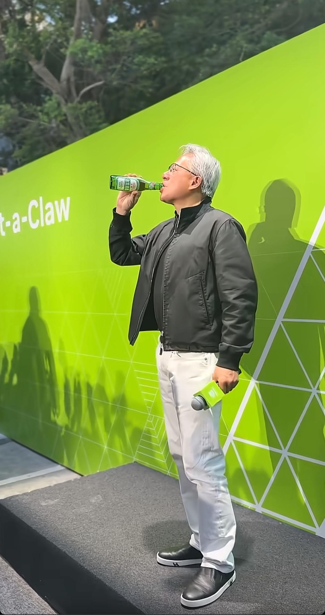 黄仁勋似乎颇为喜爱啤酒，遗憾的是他在大陆陪同访问期间未能畅饮啤酒，或许是当时时间