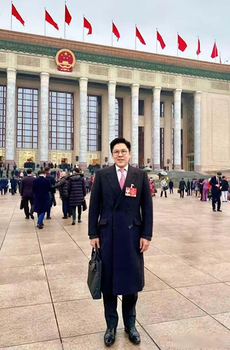 中等收入人群超4亿却难喘气，工资涨不动房价压得慌，霍启刚提了个实在办法霍启刚