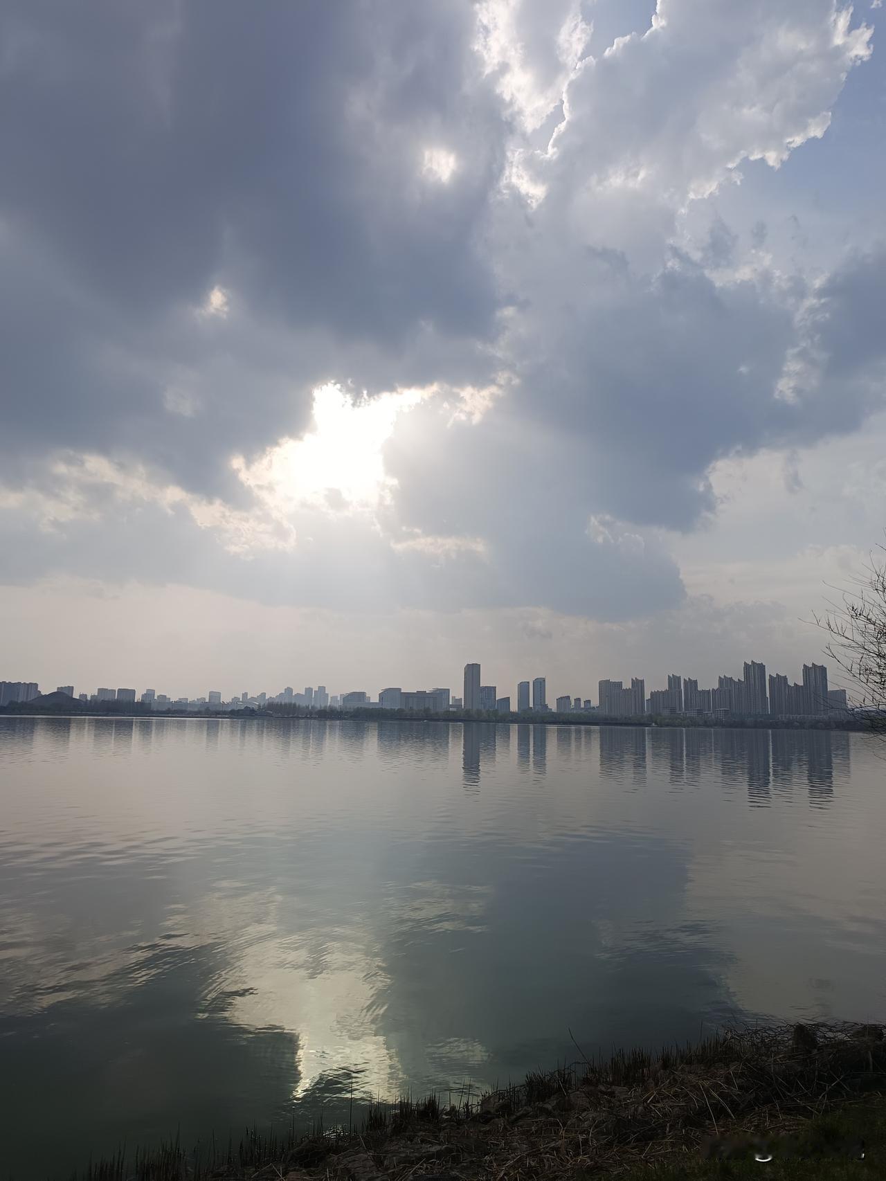 桂林山水甲天下哦！一场暴雨，扯下来了多少年的招摇幡。漓江特大洪峰过境桂林市区