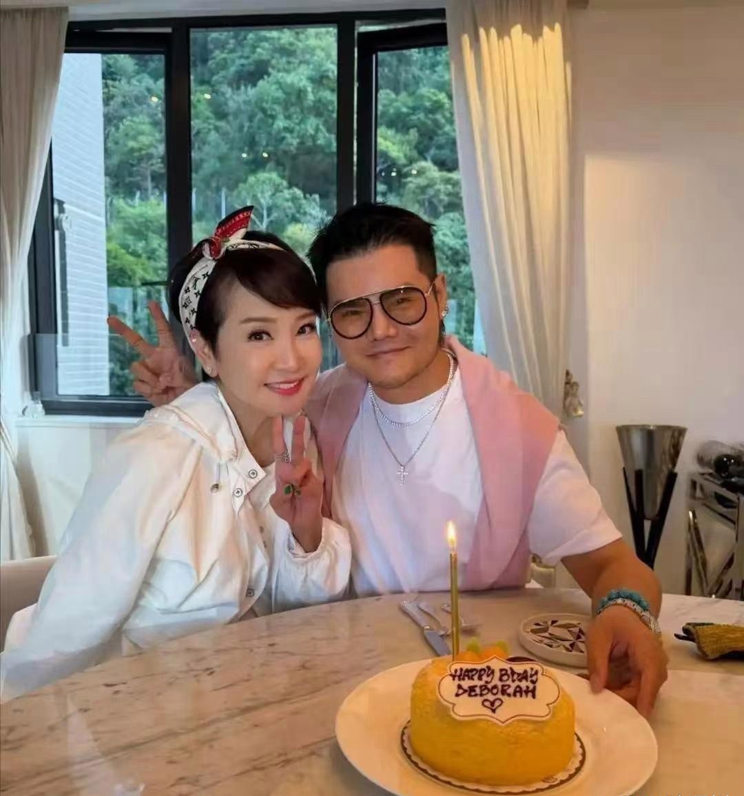 谢霆锋妈妈狄波拉过76岁生日啦，和小她11岁的男友江耀城一起庆祝。生日宴上的她状
