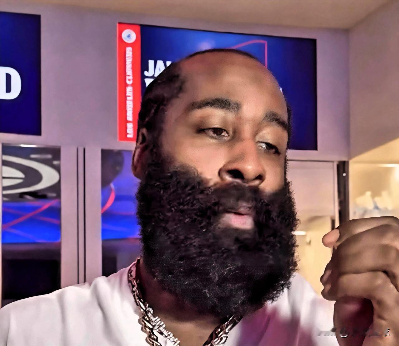 哈登终于破防了！今日，快船以110-114不敌独行侠，遭遇4连败。赛后，哈登接