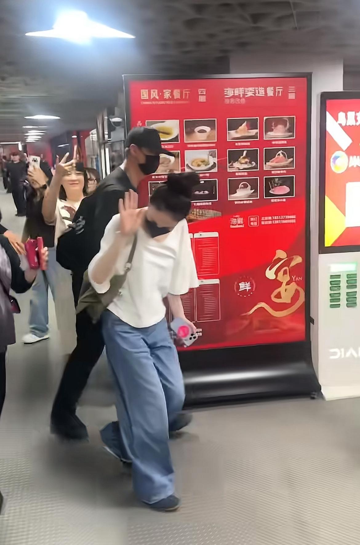 王菲与鲁豫离开谢霆锋演唱会，并热情与粉丝打招呼，这可是头一次见到如此热情的王菲啊
