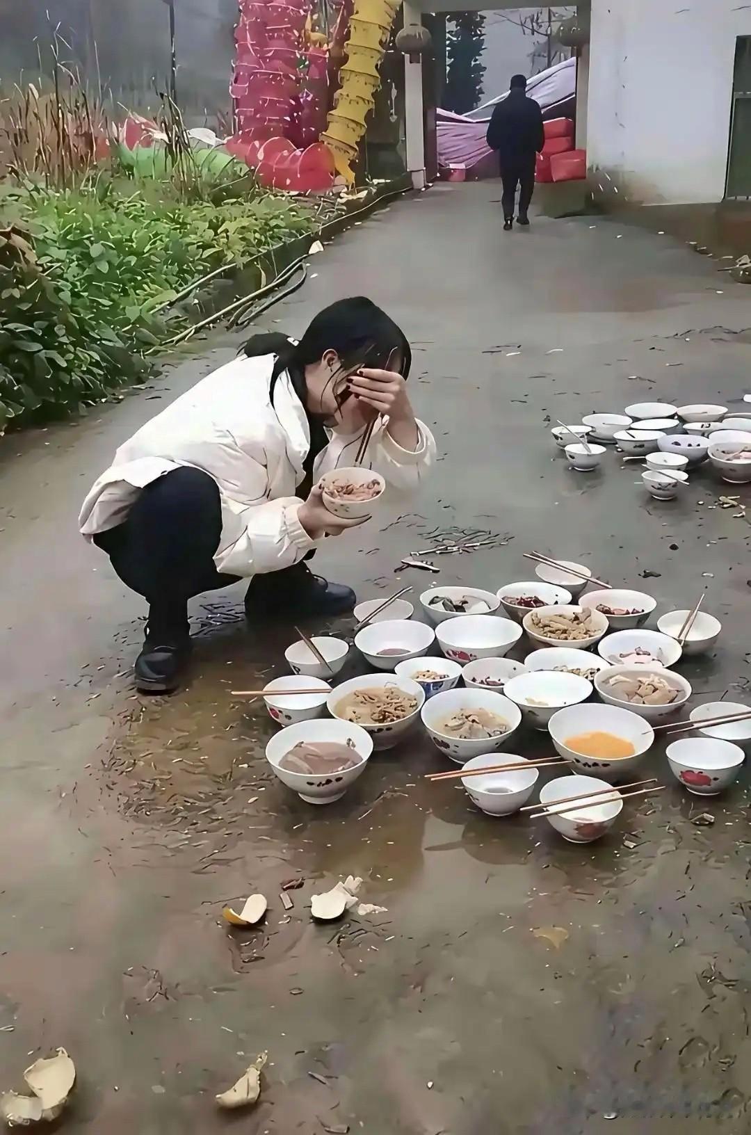 这张照片可未必是摆拍，完全有可能是真的！有人看到这张照片，便开始怀疑这有可能是摆