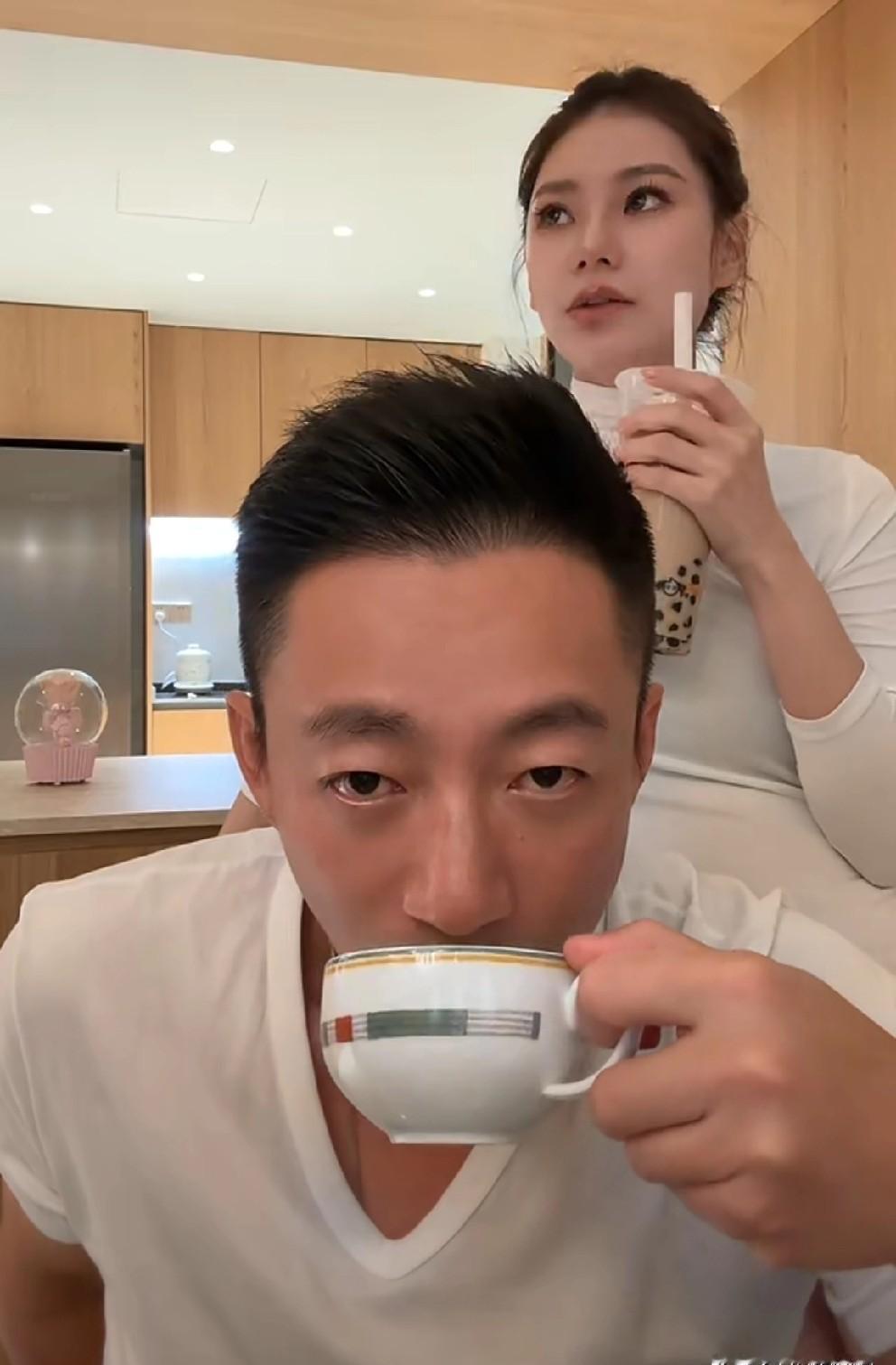 汪小菲不玩虚的，就干麻六记。直播穿情侣装，饭馆开得比情话还密。不靠热搜炒热度