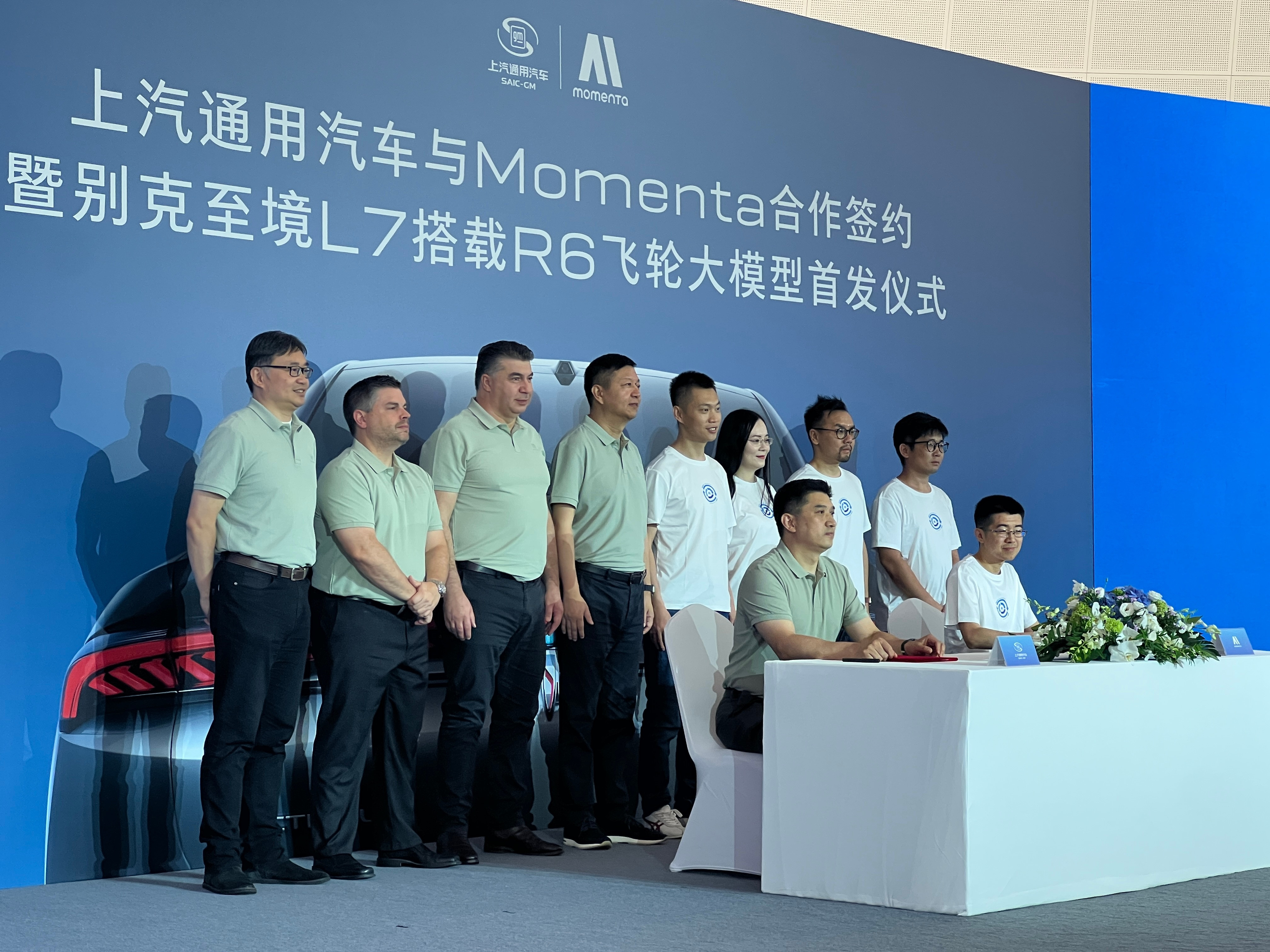 一个月前Momenta刚牵手宝马，今天又和上汽通用签约。如今国内高阶智驾市场，华