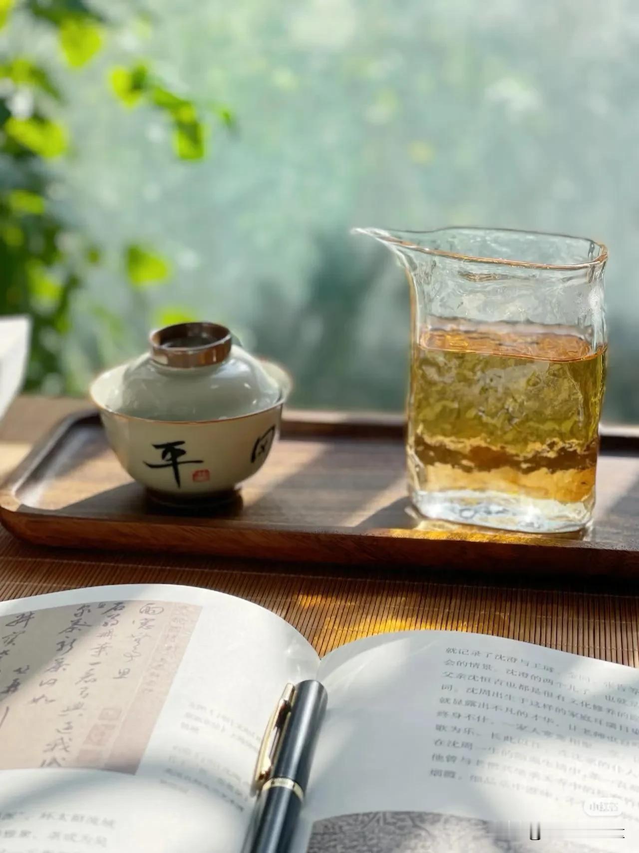 人生一世不如草，日月轮回谁不老，枯草来年换新貌，人却不能再年少。为了
