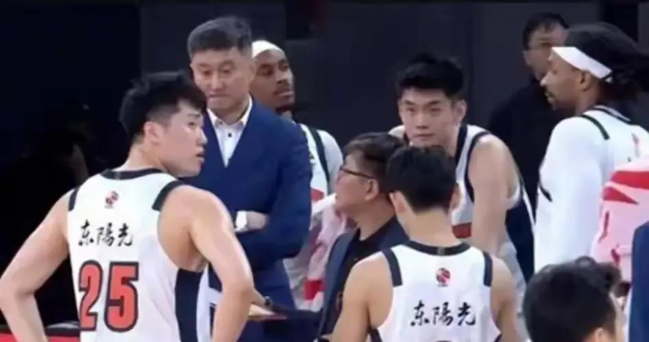 广东男篮错失了近年来最佳的夺冠时期？那就是周琦在广东男篮打球的那一年，当时如果朱