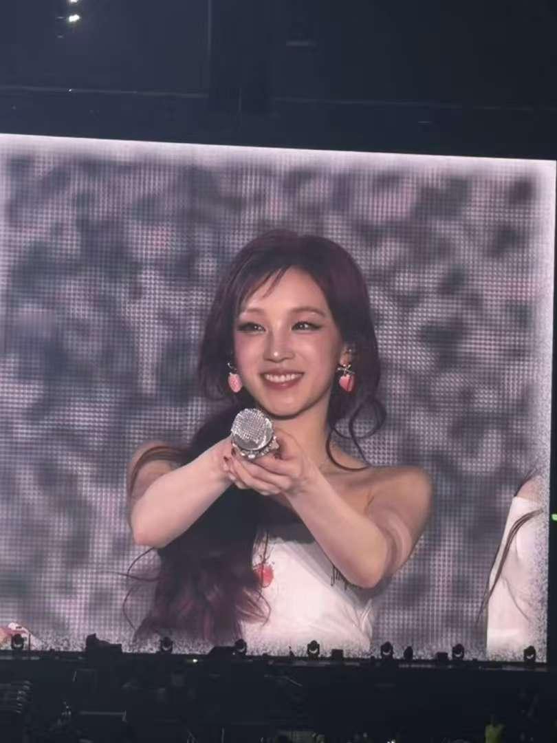 李昀锐拍了宋雨琦大屏李昀锐拍的大屏上的宋雨琦李昀锐拍了宋雨琦大屏！！！好看！