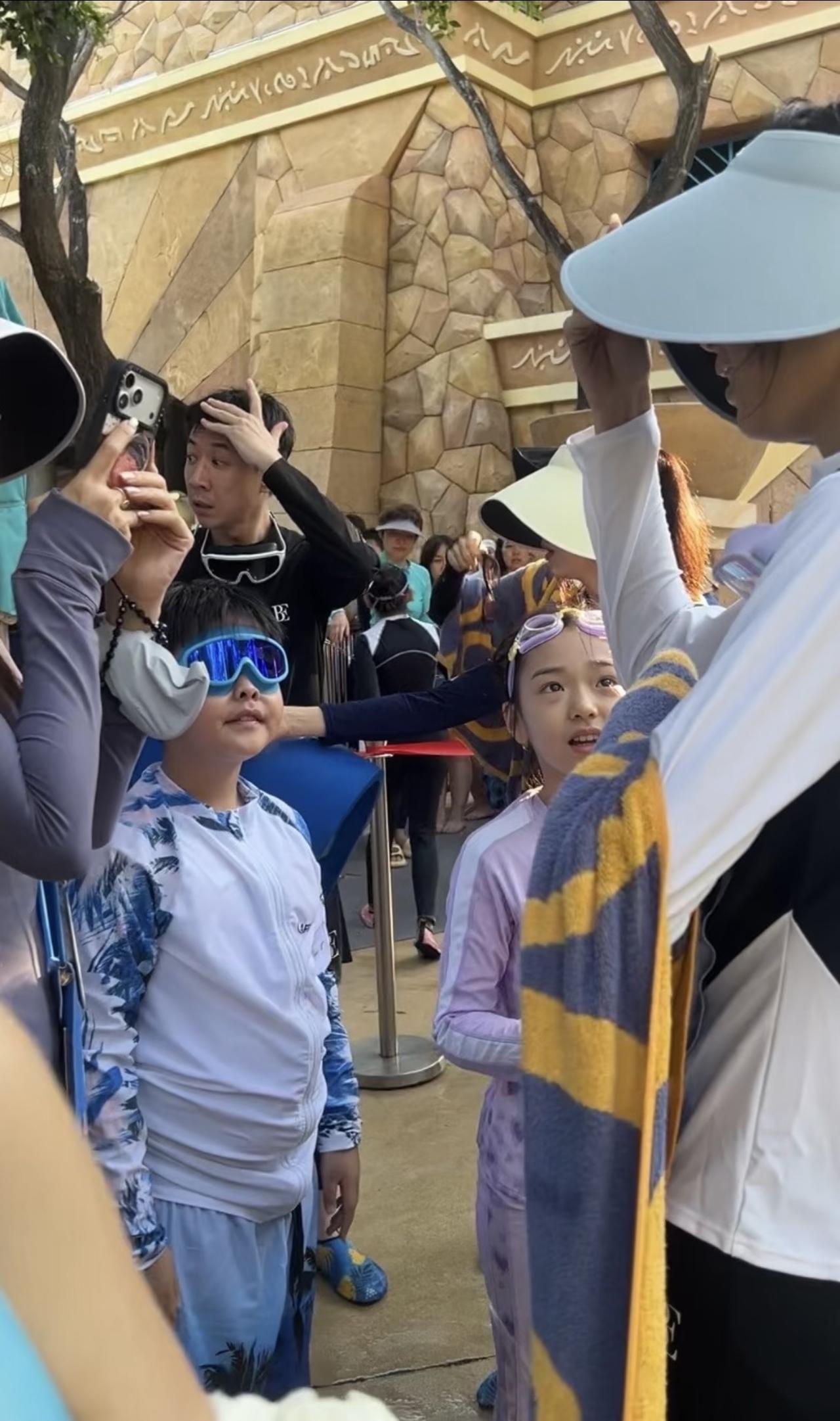 近日，有位网友在海南三亚偶遇佟丽娅，她与好闺蜜董璇，带着孩子一起度假旅游。佟