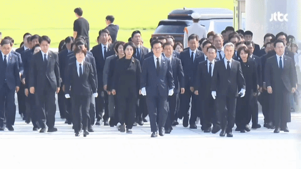 金民锡真是一副人五人六，当总理时很温柔讲道理，不当总理当上共同民主党党首后，直接