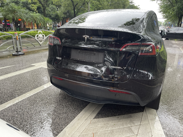 此时此刻我的心情是复杂的从提车到今天刚好一个礼拜，喜提一血。今早车牌才寄到，