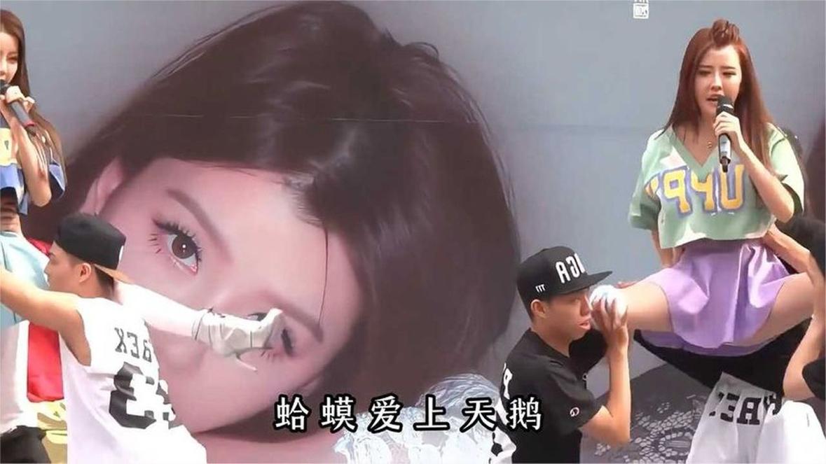 早期by2签唱会 上演空中劈叉直接惊艳全场 真的太敢了！