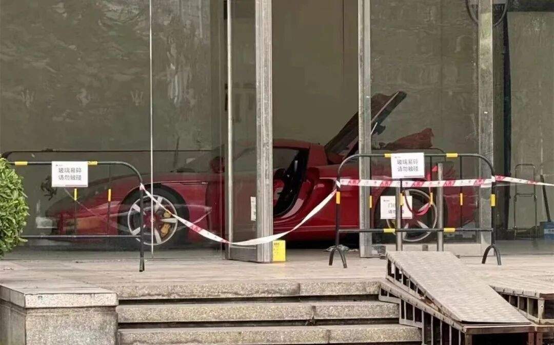 吃灰十几年的保时捷，想靠拍卖翻身，标2080万，网友：做梦