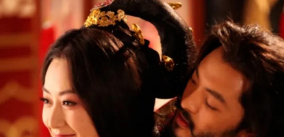 隋末，李密护送杨广的萧贵妃回扬州，途中客栈休息时，李密夜里偷偷爬到萧贵妃的床上，