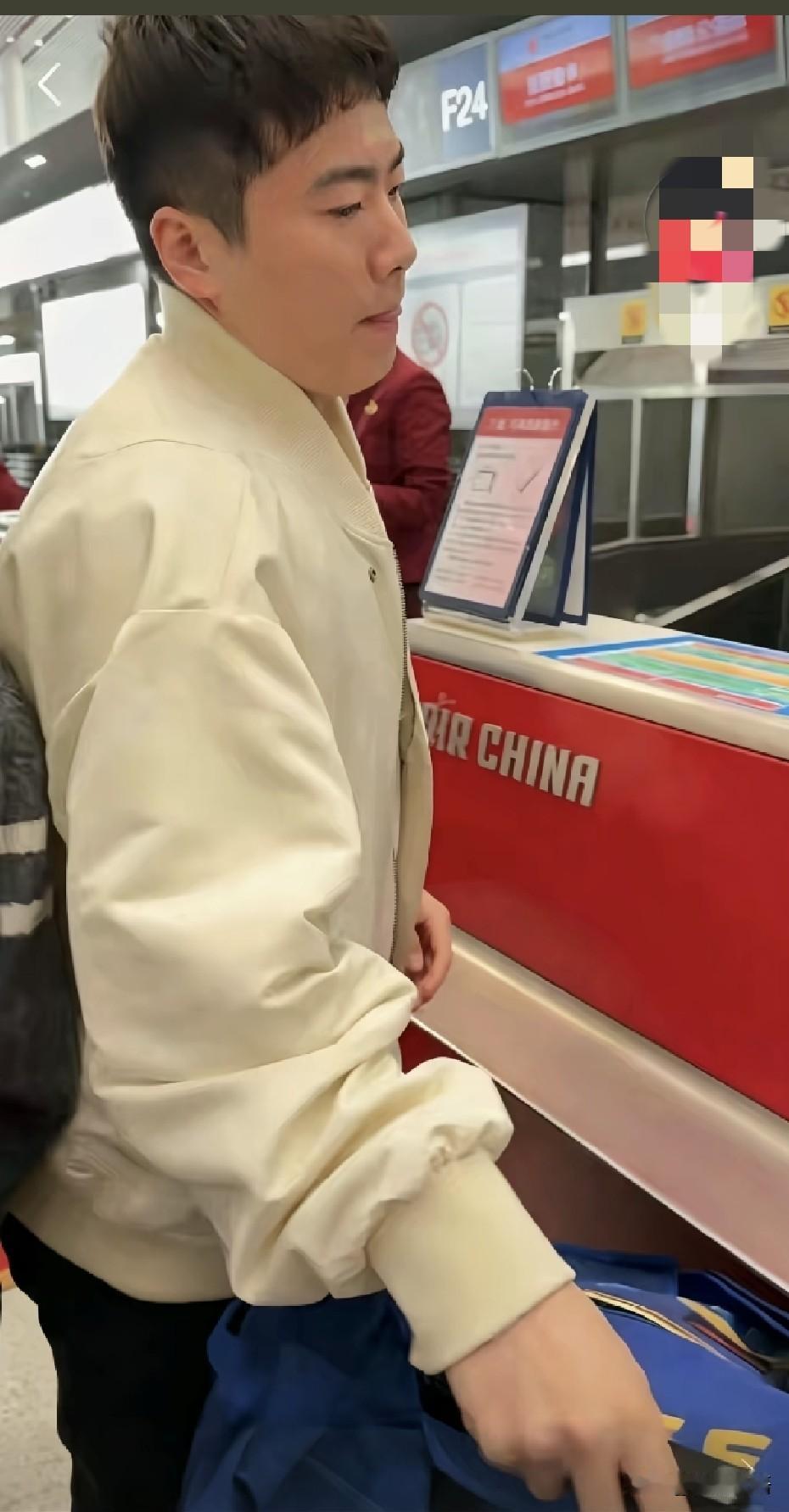 国乒又带着牛肉拉面飞美国了。梁靖崑也和队友们一起出发，这次看到徐瑛彬也跟赛陪练