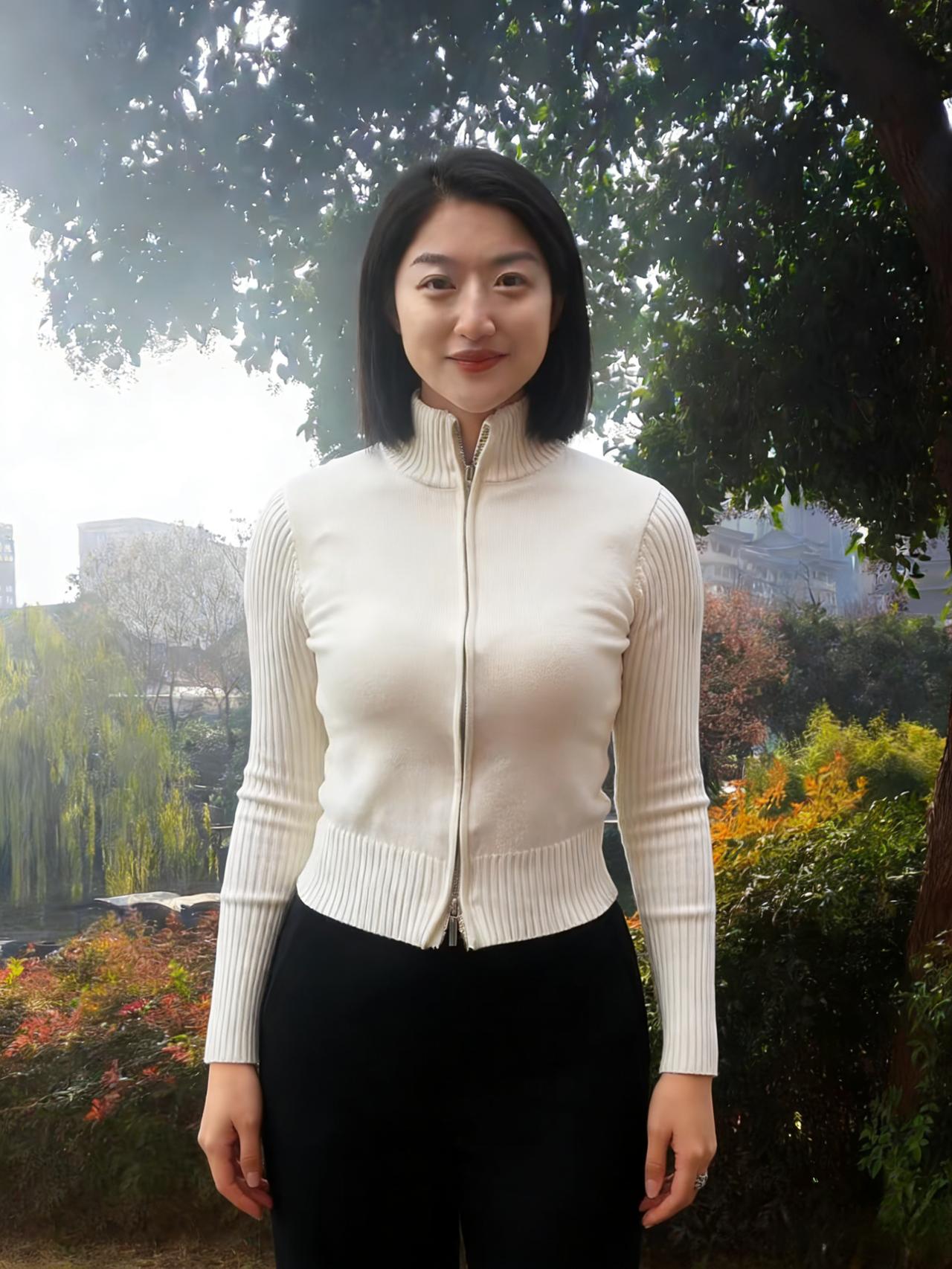 风掠过荒草的骨节时你站在田埂上像株未被霜雪驯服的植物白毛衣的纹路里藏着不