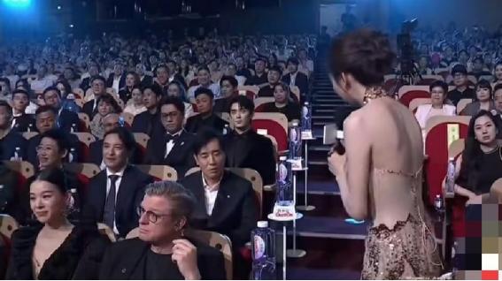 毫无疑问，主持人的这件礼服相当失败！丟掉了灵魂！ 网友吐槽主持人礼服彻底失败