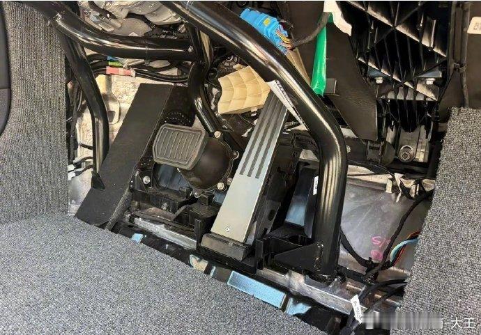 原来特斯拉cybercab的刹车和油门，都藏在饰板里面大v聊车​​​