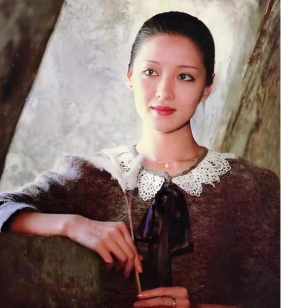 2001年，美女主持人小S自信地问李敖：“我和胡因梦相比，谁更好看？”李敖上下打