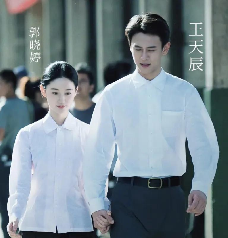 可喜可贺，已经假戏成真了。这么看，这俩也是天作之合，且戏里戏外都是门当户对。